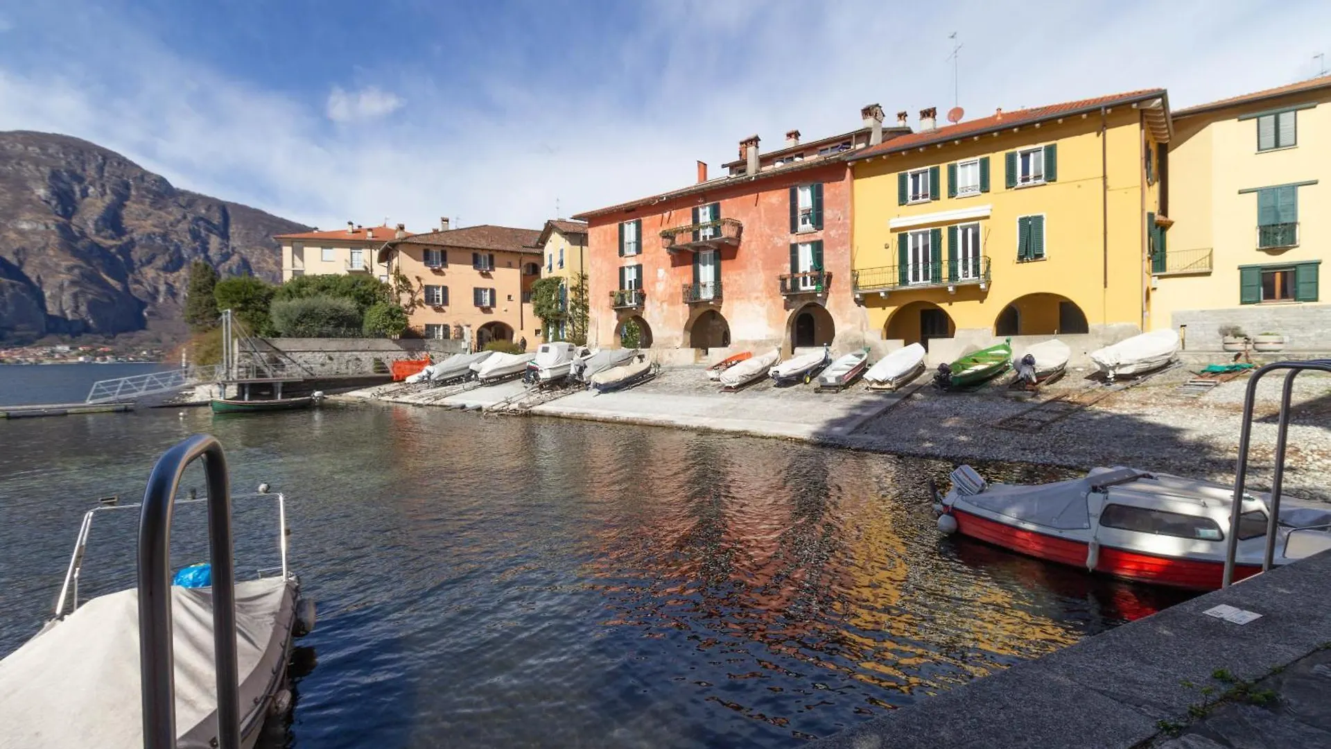 Mamma Ciccia Holiday Home - Casa Azzurra Mandello del Lario Apartment